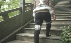 外骨骼机器人要在景区出租了 老人也能徒步爬山