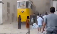 葡萄牙著名旅游景点 黄色历史缆车脱轨坠毁：至少15人死亡