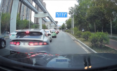 腾势Z9GT一个摆尾神级让路 后车司机看懵了