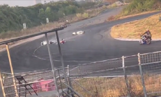 女骑手赛道逆行被撞后续来了：公开致歉并报警