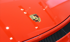 二手豪车3年打5折 年轻人盯上了：十几万就能开上保时捷