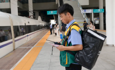 全国90多个火车站能叫12306的外卖了 高铁外卖员穿这模样