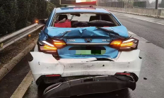 出租车错过高速出口急刹减速 载54人大客车陷险境！