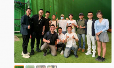 周星驰《女足》片场照曝光 疲态尽显：弯腰给粉丝签名