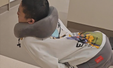 全球首例！4次断骨打开折叠男孩迈出新生第一步