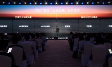 小鹏追光全景抬头显示亮点解读：行业首次把导航路线画在真实道路