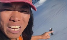 硬核博主只穿背心爬雪山：在海拔6000米处发现雪莲花