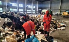 经济学家马光远：翻8吨垃圾帮游客找回儿童手表是对基层工人的冷漠与不尊重