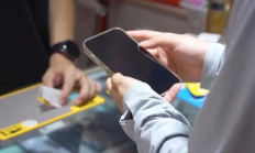 “防蓝光”手机膜真有效吗 个别效果等于保鲜膜