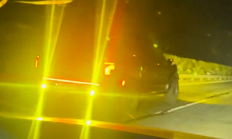 超级刺眼！高速上一福特猛禽装两盏高亮后射灯：如同逆行