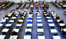 “高考钉子户”梁实第29次高考差本科线13分：是否继续高考还没决定