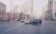 出租车和特斯拉路怒对骂 特斯拉一脚油门撞了上去