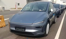 选装8000元！特斯拉Model Y焕新版冰河蓝实车曝光