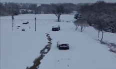 国外的月亮不定就圆！美国南部遭冬季风暴侵袭，洛杉矶火灾，冰火两重天 