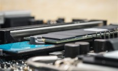 512TB SSD硬盘即将投产 AI时代HDD完全不能打