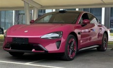 小姐姐最爱 小米SU7璀璨洋红实车首曝：比保时捷还吸睛