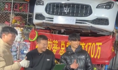 河南170万玛莎拉蒂终被套圈成功 花2000元3个小时才套中