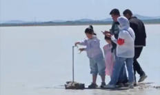 “牛奶湖”游客排队接奶 当地文旅局：是纯牛奶不是湖水 可放心喝