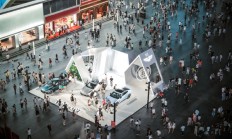 全国只有两辆！小鹏P7鹏翼门版亮相成都春熙路