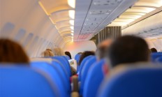 消保委明确飞机“锁座”有偿选座违法 10家航空公司被约谈整改