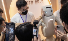 傅利叶GR-3人形机器人亮相 观众：触感太真实了 想和它拥抱