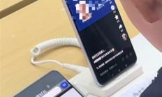 手机店内小孩哥用通缉令上证件号认证游戏 官方提醒：不要效仿 可能会被拘留