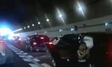 行车记录仪拍下10岁男孩跪地拦车救母感动全网 妈妈回应：儿子说害怕我没了