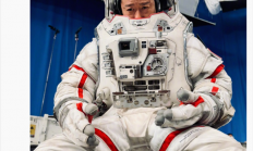 吴京晒《流浪地球3》片场照片：身穿航天服 直呼生无可恋3