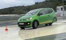 未成年人也能开 大众经典小车Up被魔改：形似倒三轮