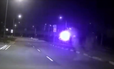 曝新加坡多地出现“球形闪电”：浑身冒紫光在路上弹跳