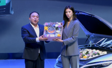 比亚迪第100万汉车主交车！女足最美门将赵丽娜