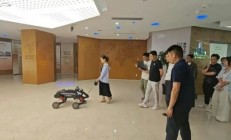智元研究院智能四足机器人“导盲犬”首秀：成功将盲人带到8楼