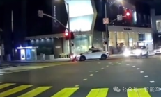 全球首例！Robotaxi与机器人街头相撞 沉默一分钟淡定离场