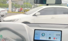 女生坐萝卜快跑无人车经历尴尬一幕：红灯停路口中间被人疯狂围观