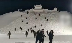 长白山巨型雪雕“云顶天宫”收工 8万方雪建免费宫殿