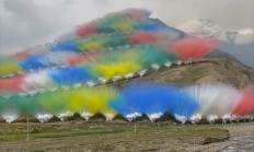 始祖鸟在喜马拉雅山脉放烟花引争议 蔡国强工作室：用的环保材料