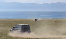 新疆赛里木湖一SUV景区漂移 车主被索赔7-20万元