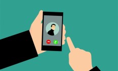 00后女子每月花5千买“秒回师”服务：母亲不知该不该劝阻