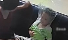 男孩呼吸困难母亲用塑料袋罩头急救 警惕呼吸性碱中毒