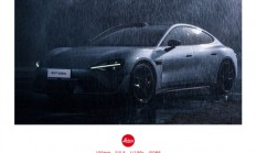 雷军晒小米15 Ultra实拍的SU7 Ultra太空银：最强徕卡长焦来了