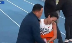 韩国男教练为女运动员裹毛毯引网友争议 女方皱眉推开：太邪恶了