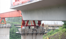 重达542吨！西渝高铁重庆段首孔箱梁成功架设