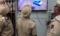 印度交警对着监控视频测超速：还开了罚