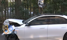 开奔驰撞墙致全身多处骨折 女司机：突然失控 刹车刹不住