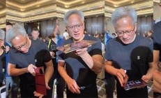 黄仁勋上手华为三折叠：不可思议 非常适合我