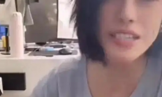 汪峰前女友葛荟婕自曝在腹部植入“戒酒芯片”直播间展示疤痕