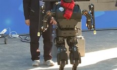 65公斤机器人被推倒后能自行爬起来：适用于消防救援