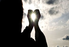 情侣拍照时偶遇狐狸笑称：别把手机叼走了 话音刚落：手机真被叼走