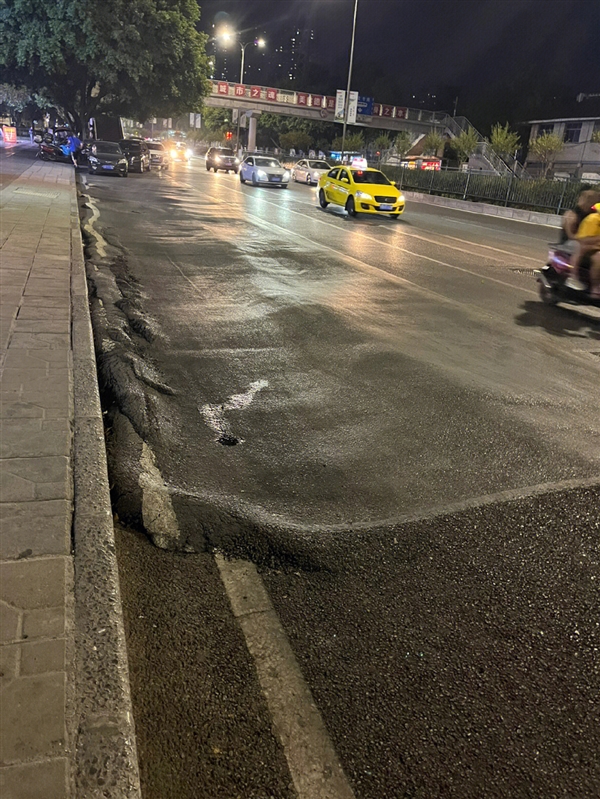 重庆高温把路都晒化了 网友晒图调侃：外面像炼丹炉一样 风都是热的烫人