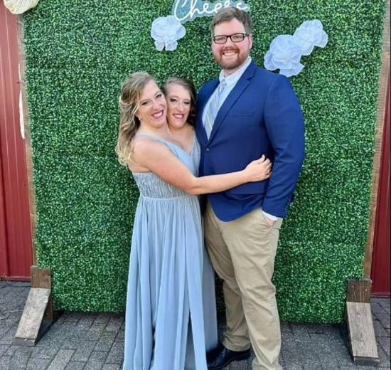 美国连体女双胞胎宣布“怀孕”引热议:两人共享一个子宫等器官